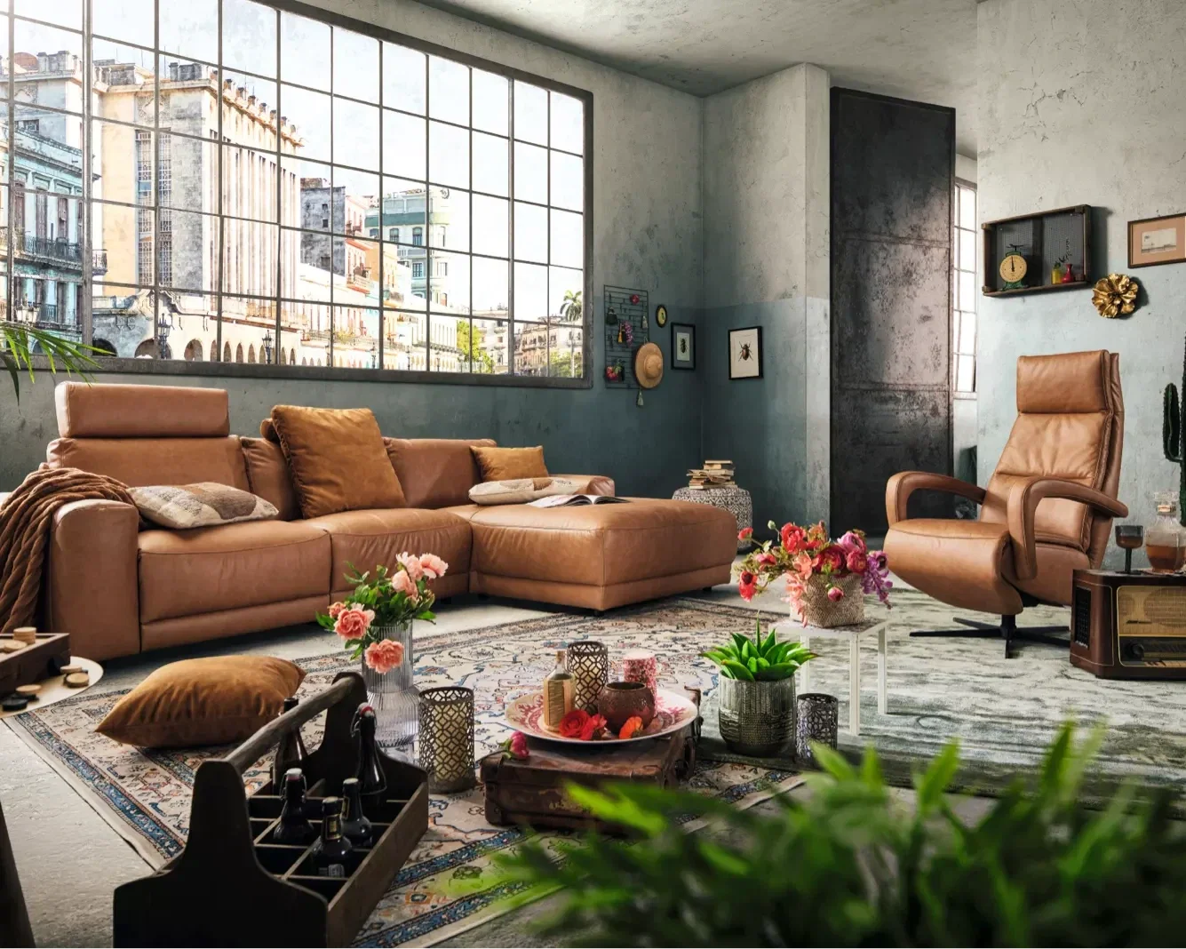 Modernes, gemütlich eingerichtetes Wohnzimmer mit heller Couch und natürlichem Lichteinfall