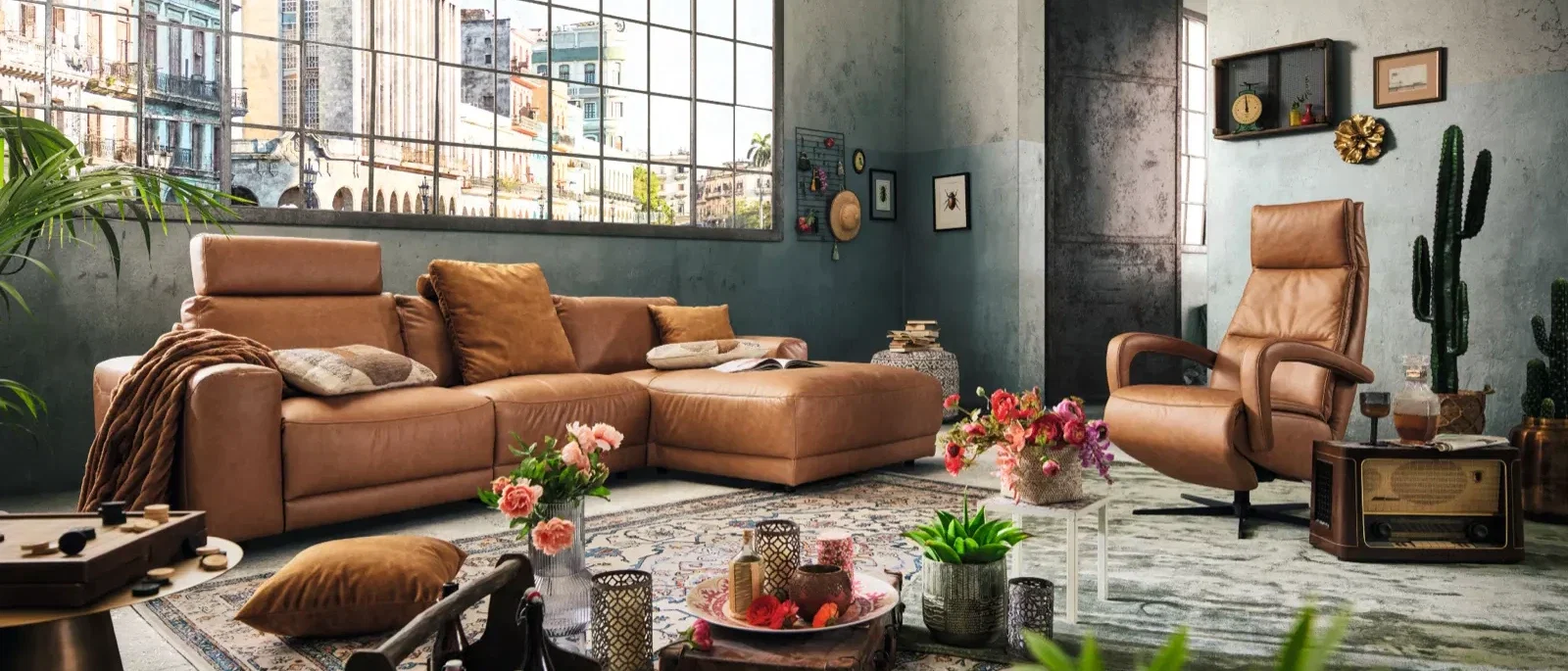 Modernes, gemütlich eingerichtetes Wohnzimmer mit heller Couch und natürlichem Lichteinfall