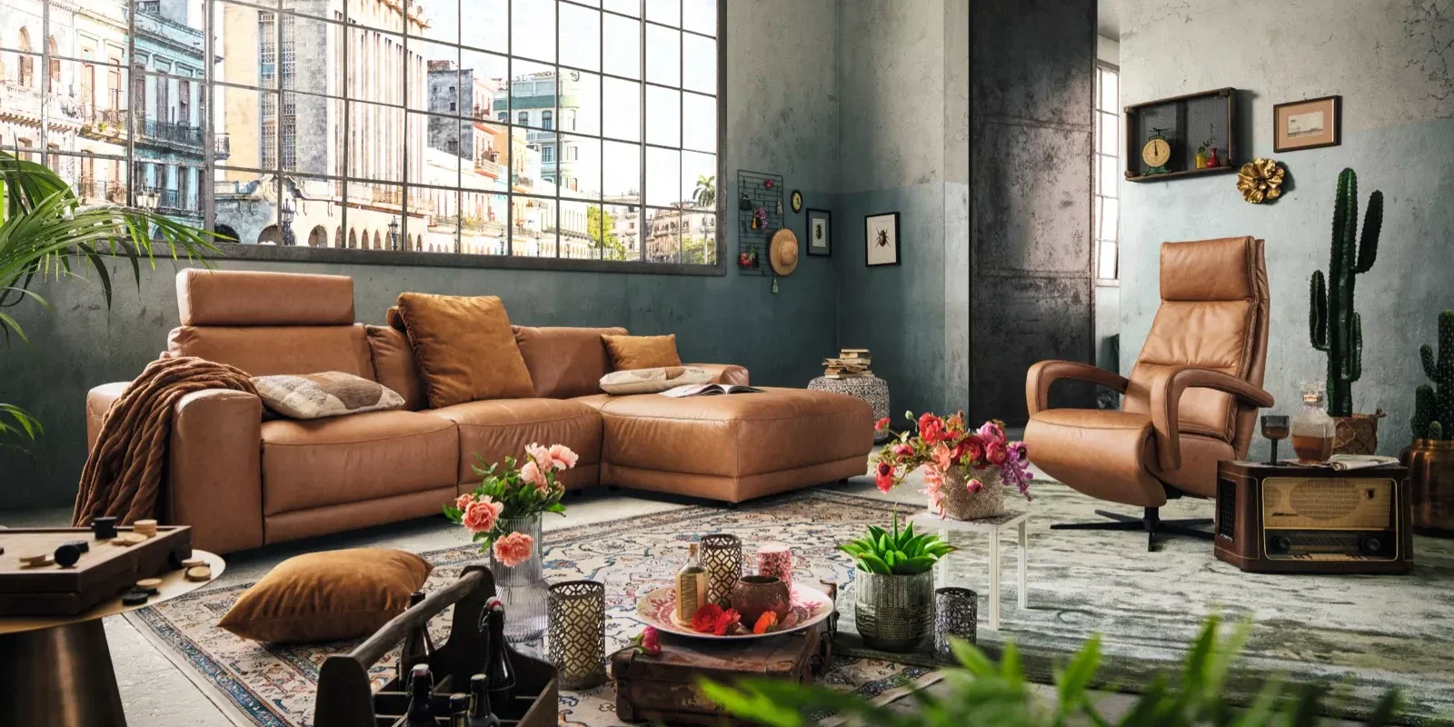 Modernes, gemütlich eingerichtetes Wohnzimmer mit heller Couch und natürlichem Lichteinfall