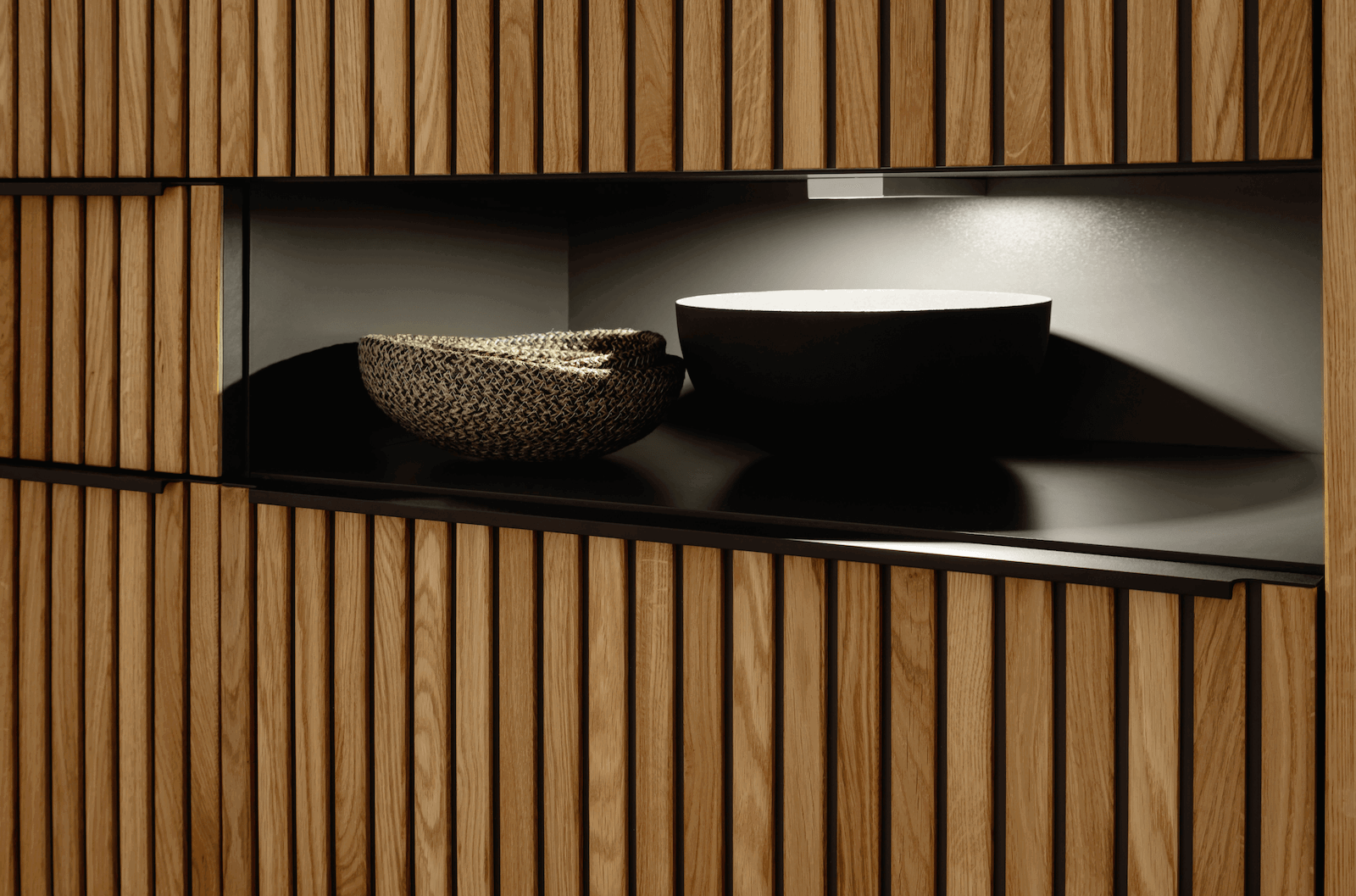 Sideboard Stav - BHT ca. 168x85x40 cm, Asteiche ge&ouml;lt, Metallkufen von Raum.Freunde, mit oder ohne Beleuchtung