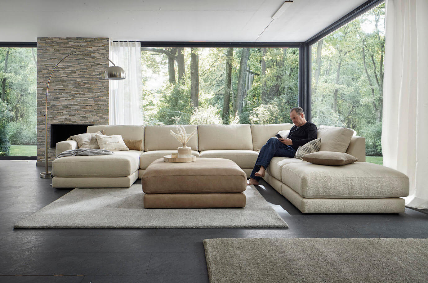 Heller, minimalistisch eingerichteter Wohnraum mit nat&uuml;rlichen Materialien &ndash; Slow Living Interior