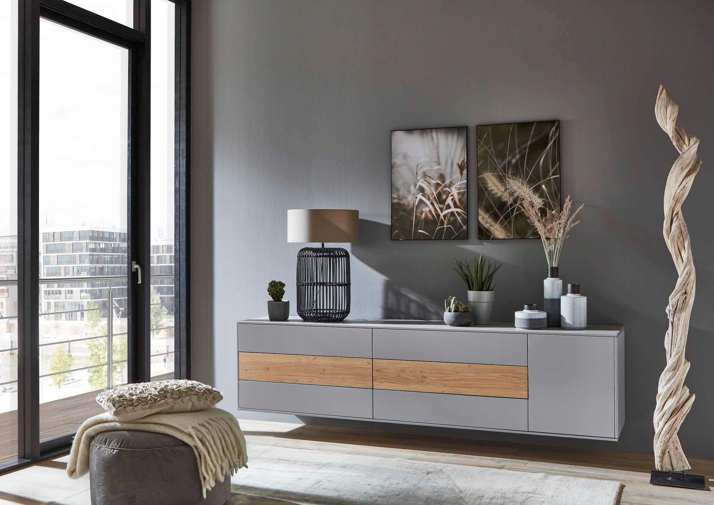 Lowboard in grau mit Holzelementen aus der Möbelserie SE 6000 von IRO