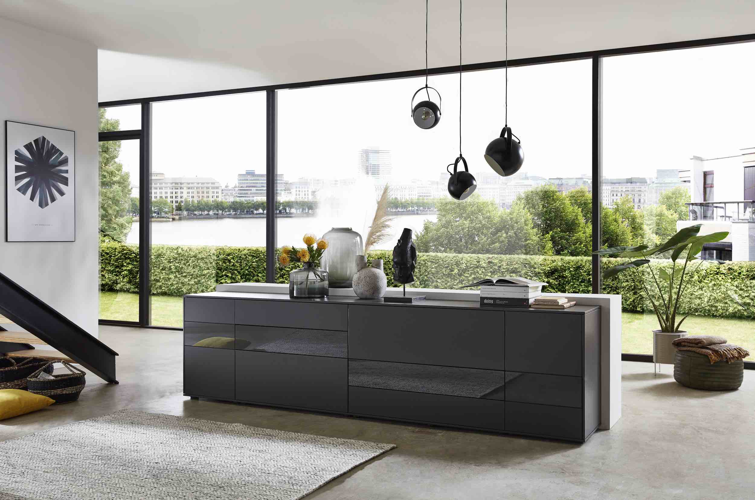 Sideboard in grau mit Glaselementen aus der Möbelserie SE 6000 von IRO