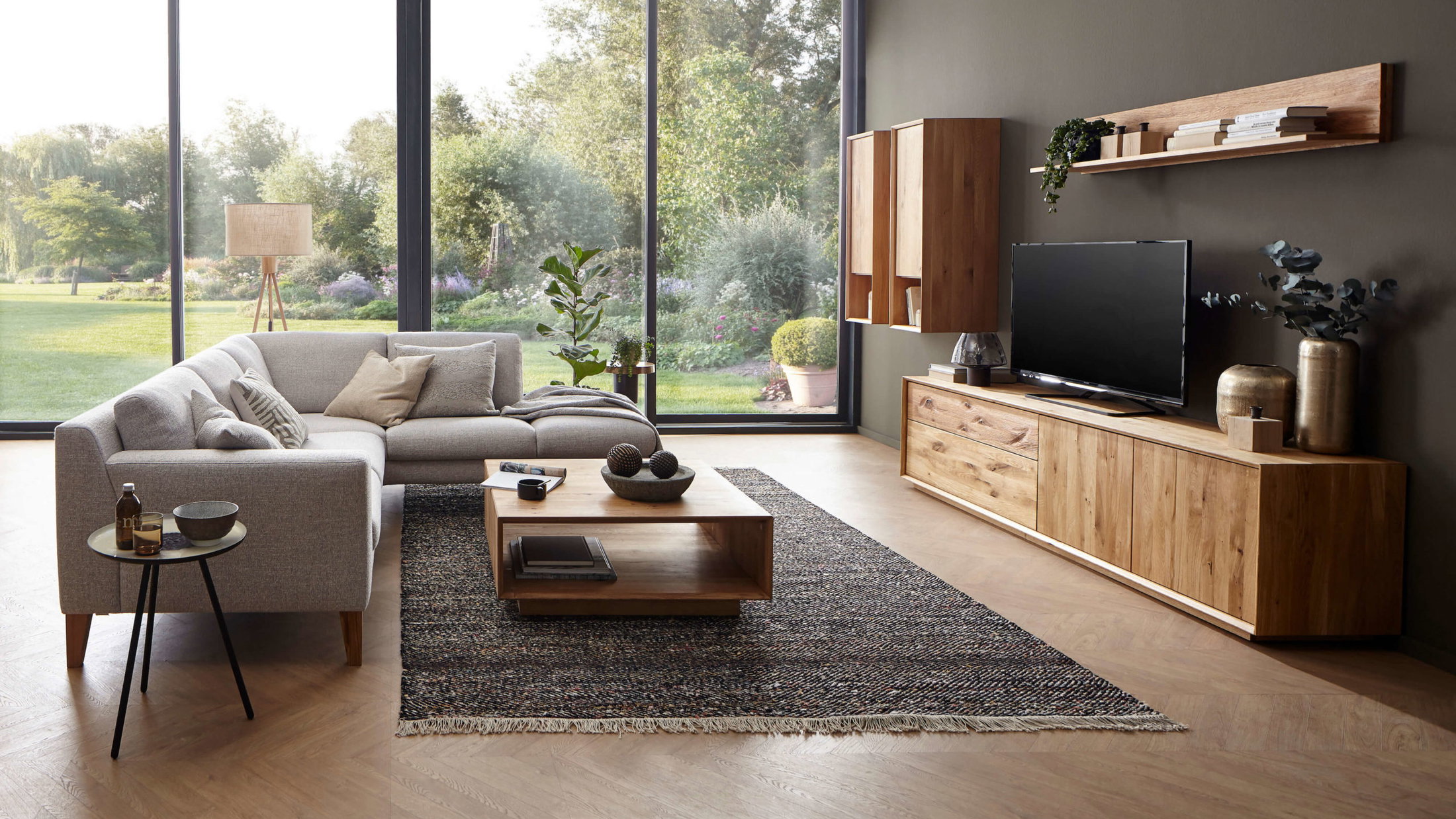 Ecksofa Princeton als 2,5 Sitzer mit Eckelement und Abschlussteil rechts, mit Taschenfederkern, aus Stoff, in Farbe Natur im Wohnzimmer