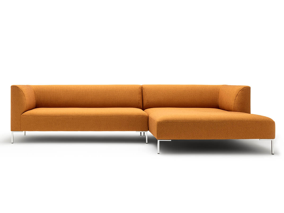 Ecksofa in orangen Stoff