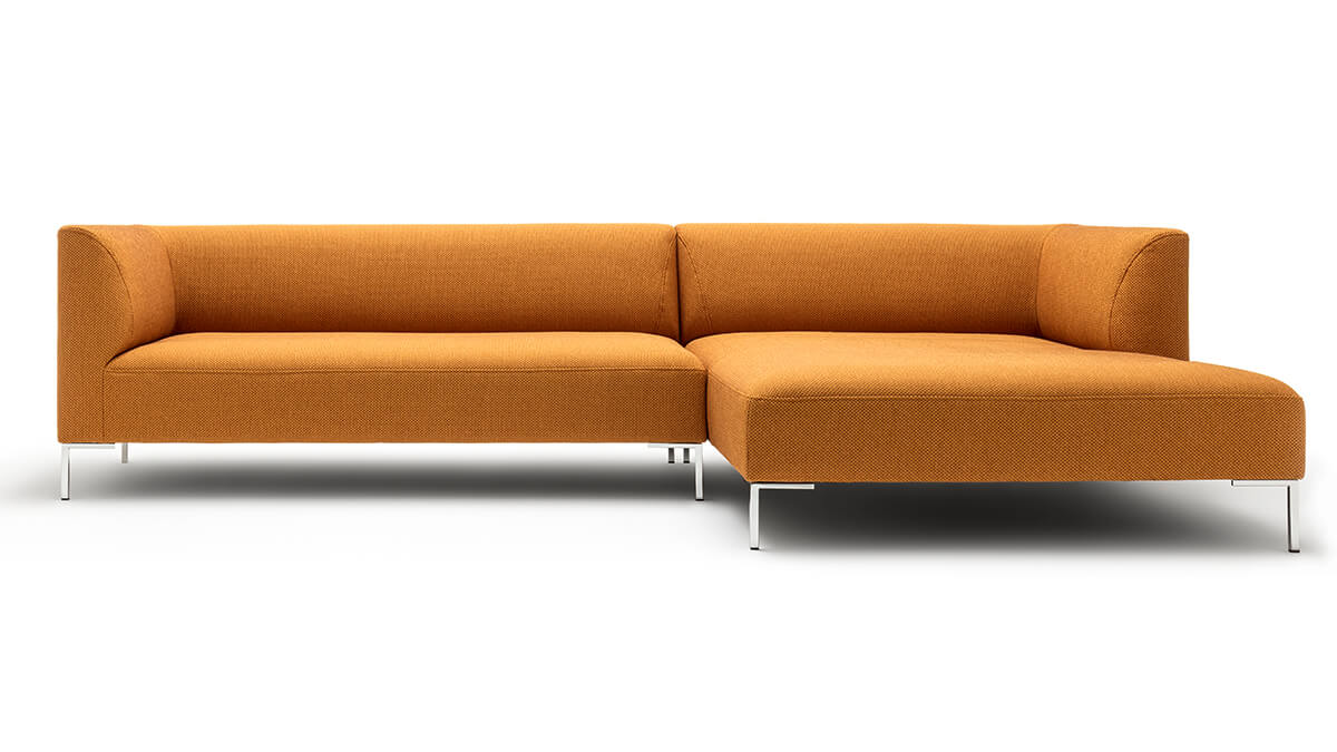 Ecksofa in orangen Stoff