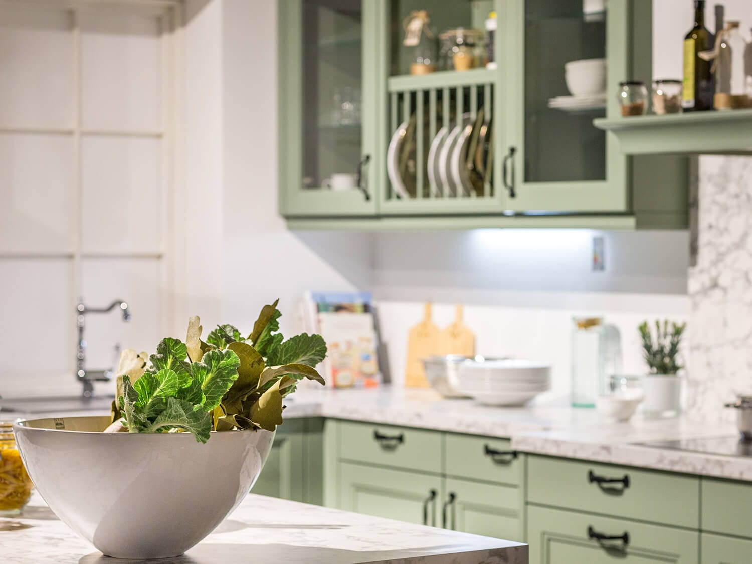 Pastellgrüne Küche mit marmor Tischplatte