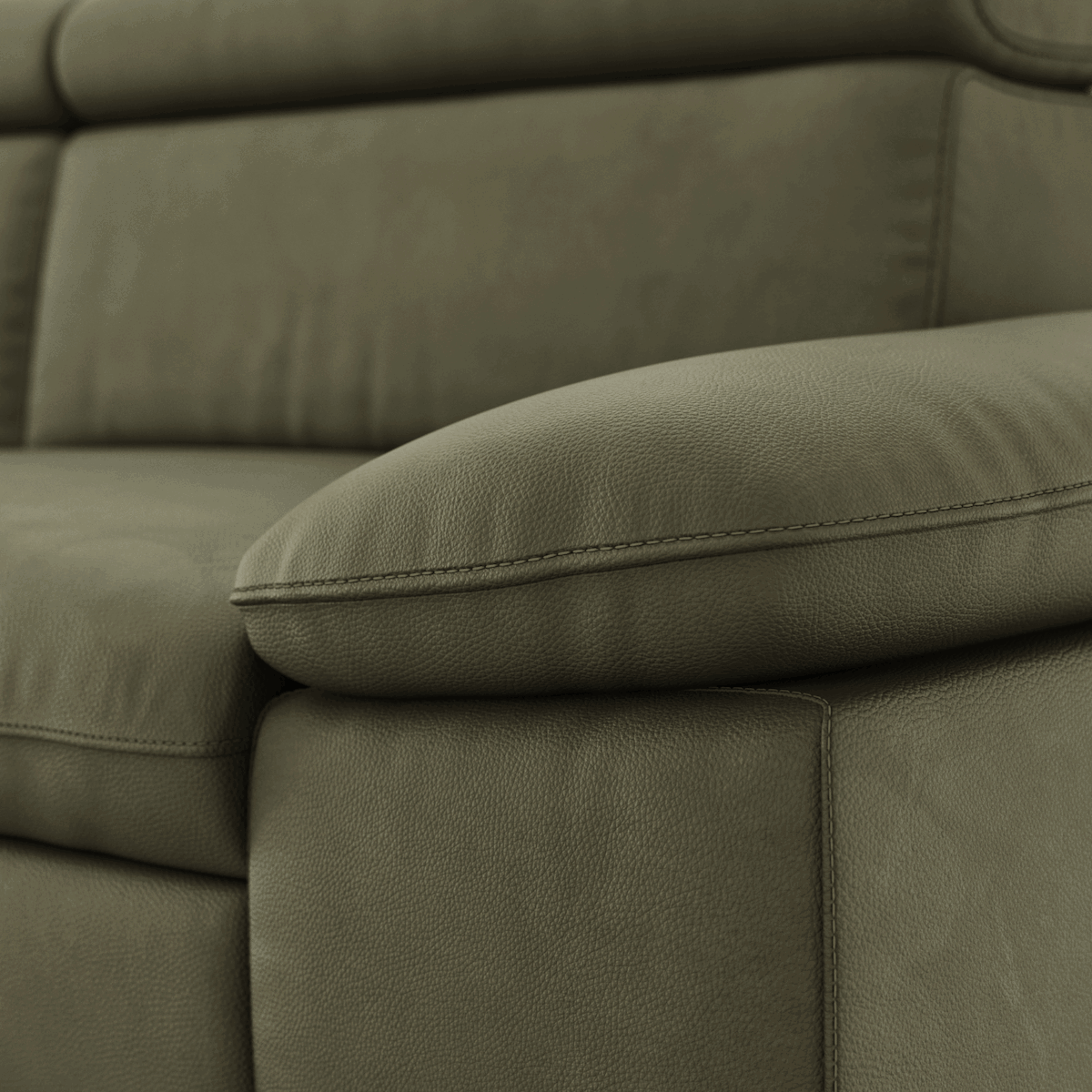 Grünes Ecksofa Felipa mit Lederbezug und Zusatzfunktionen von Global Family