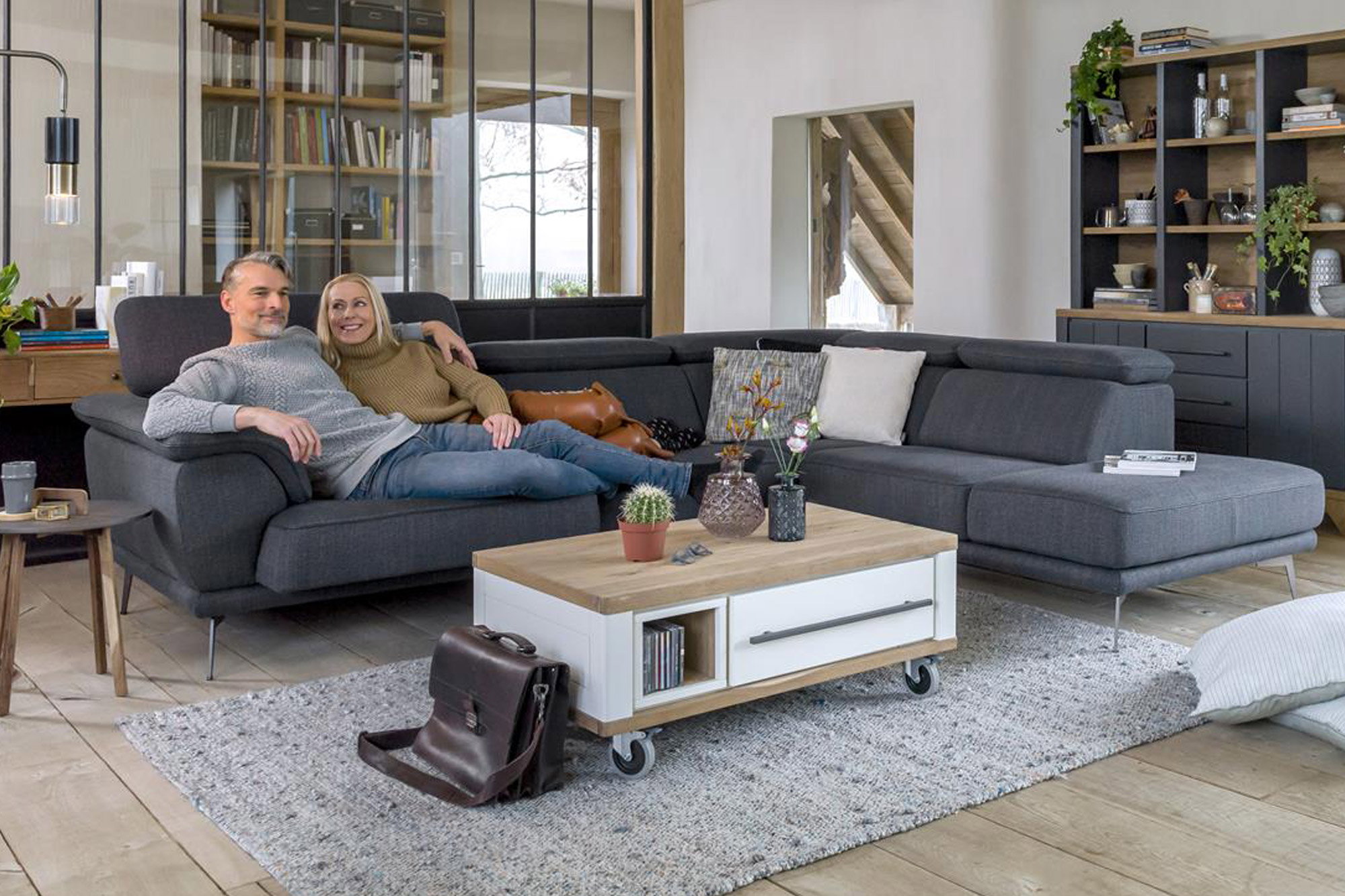 Rustikal eingerichtetes Wohnzimmer von Henders und Hazel