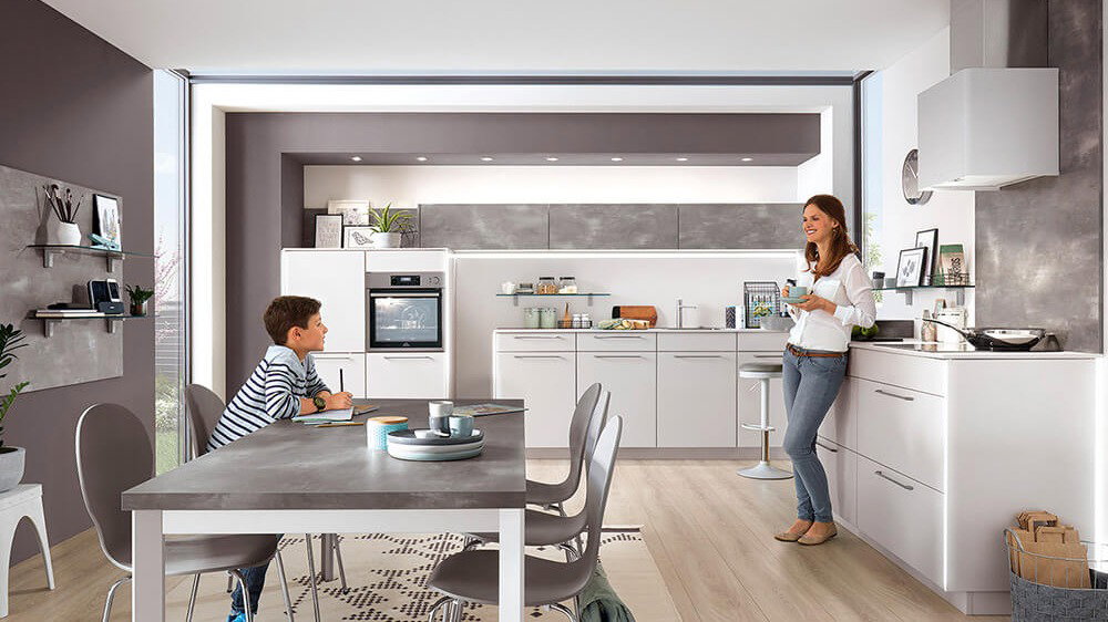 Moderne K&uuml;che in wei&szlig; mit Essbereich