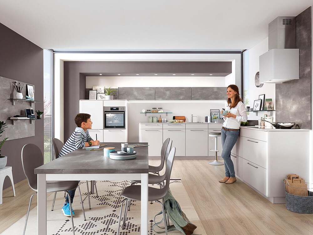 Moderne K&uuml;che in wei&szlig; mit Essbereich