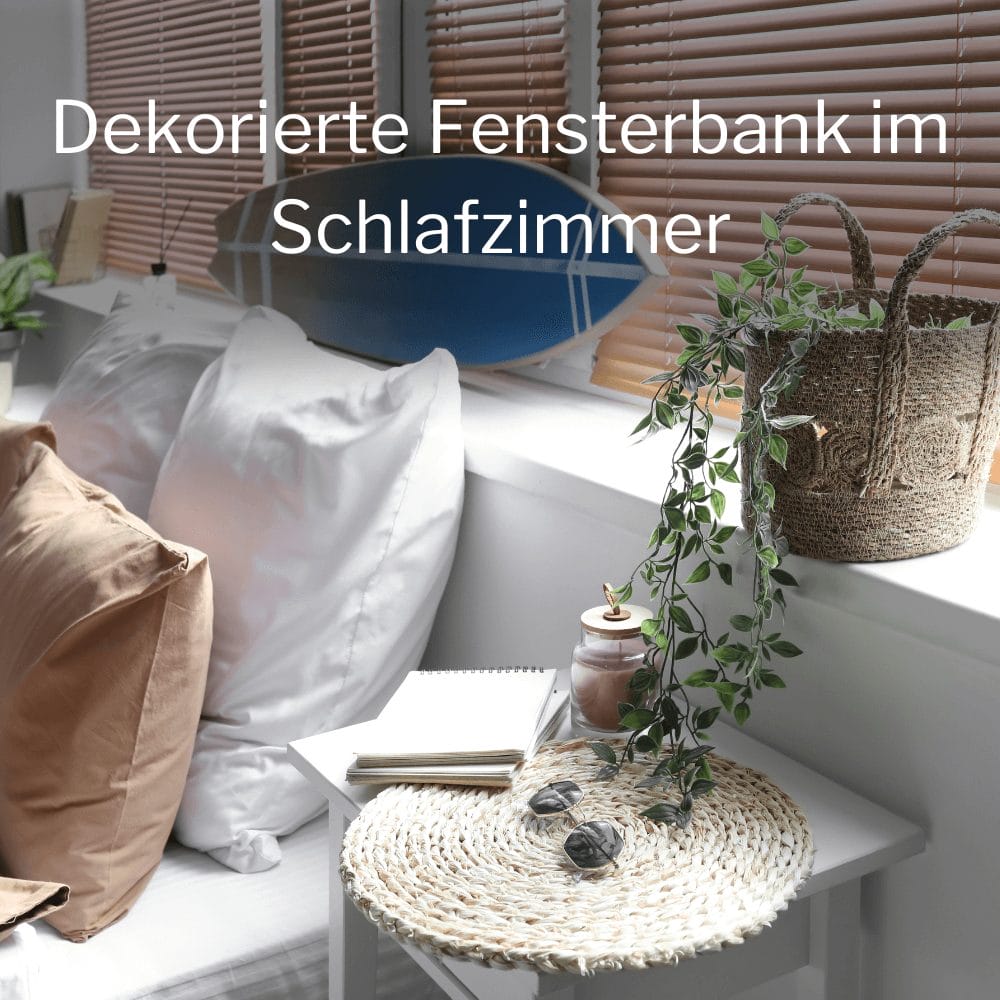Dekorierte Fensterbank im Schlafzimmer mit den Lieblingsbüchern und persönlichen Gegenständen