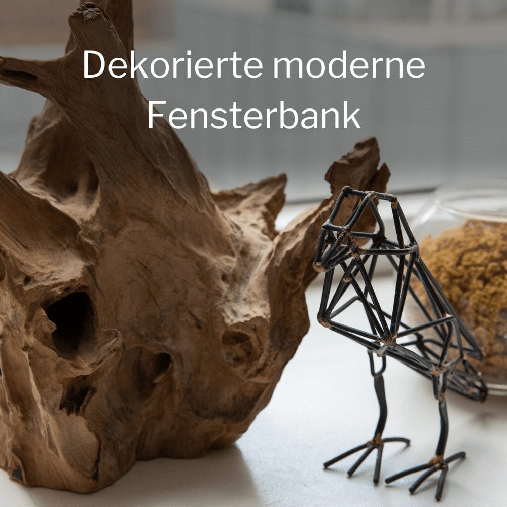 Dekorierte moderne Fensterbank mit einer Vogelskulptur in aus Metall in minimalistischer Farbgebung