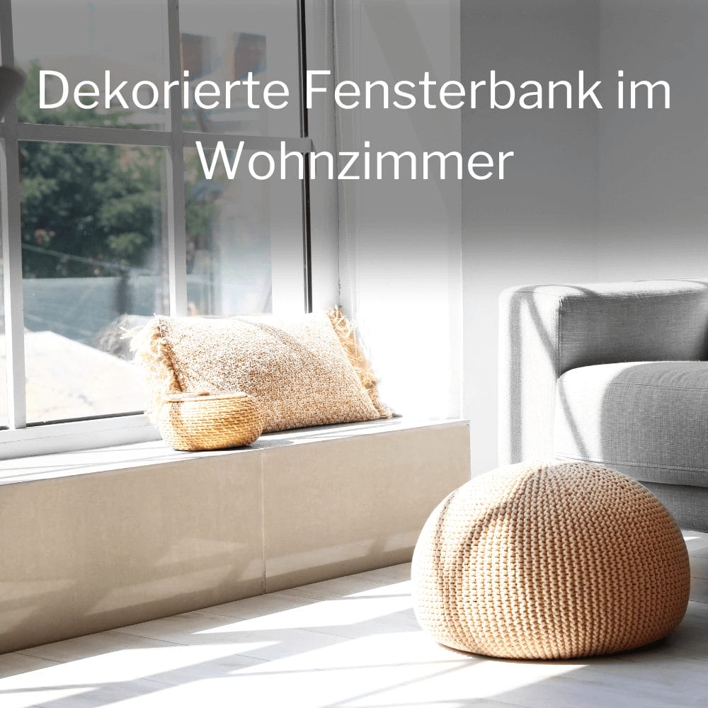 Monochromatisch Dekorierte Fensterbank im Wohnzimmer mit Kissen und geflechtetem Behälter