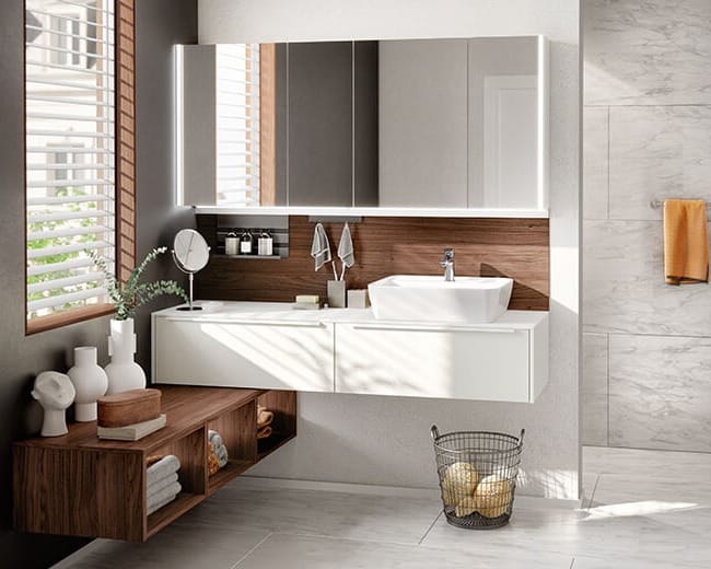 Badezimmer für größere Menschen, Badezimmerspiegel, Fenster, Dusche