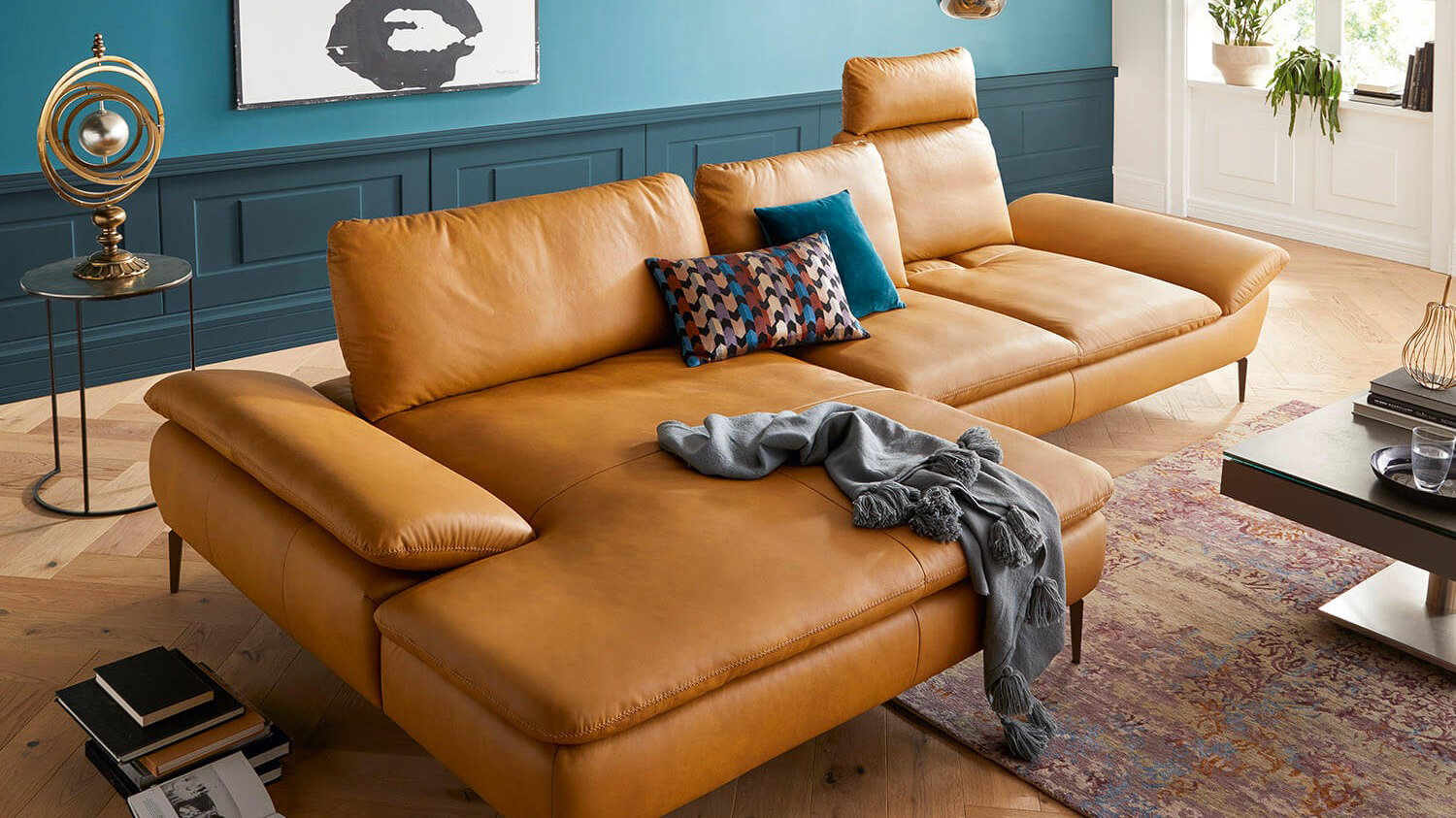 Contur Sofa Leder Vintage Leder mit Petrol Kontrast an den Wänden