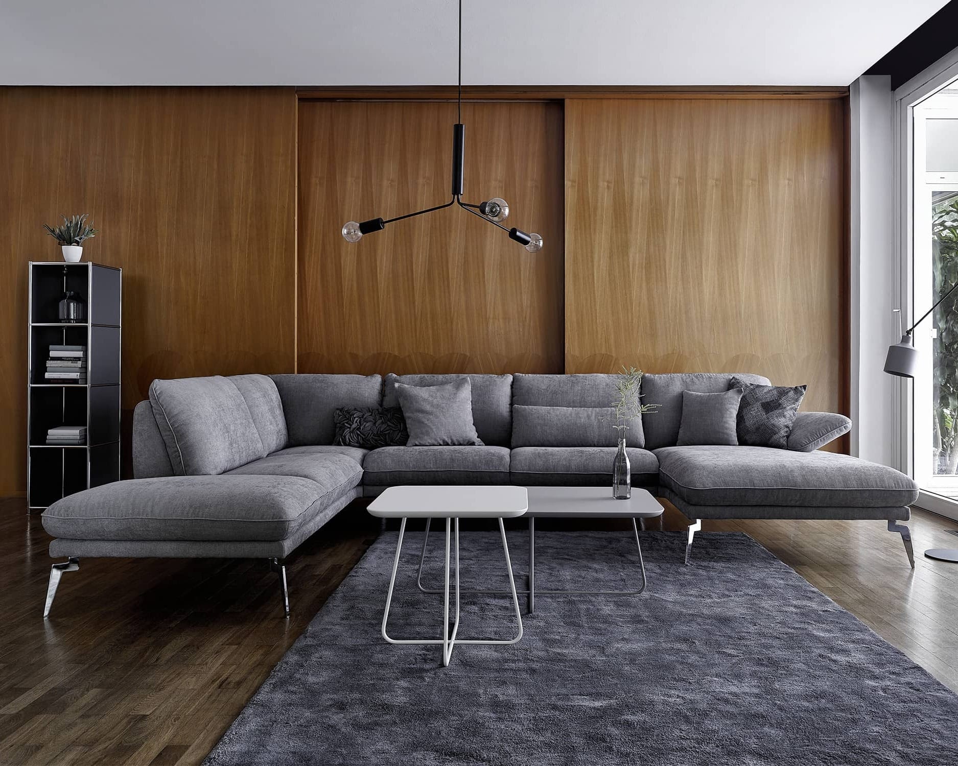 Graues Sofa, grauer Teppich, Wohnzimmer für Menschen über 2m