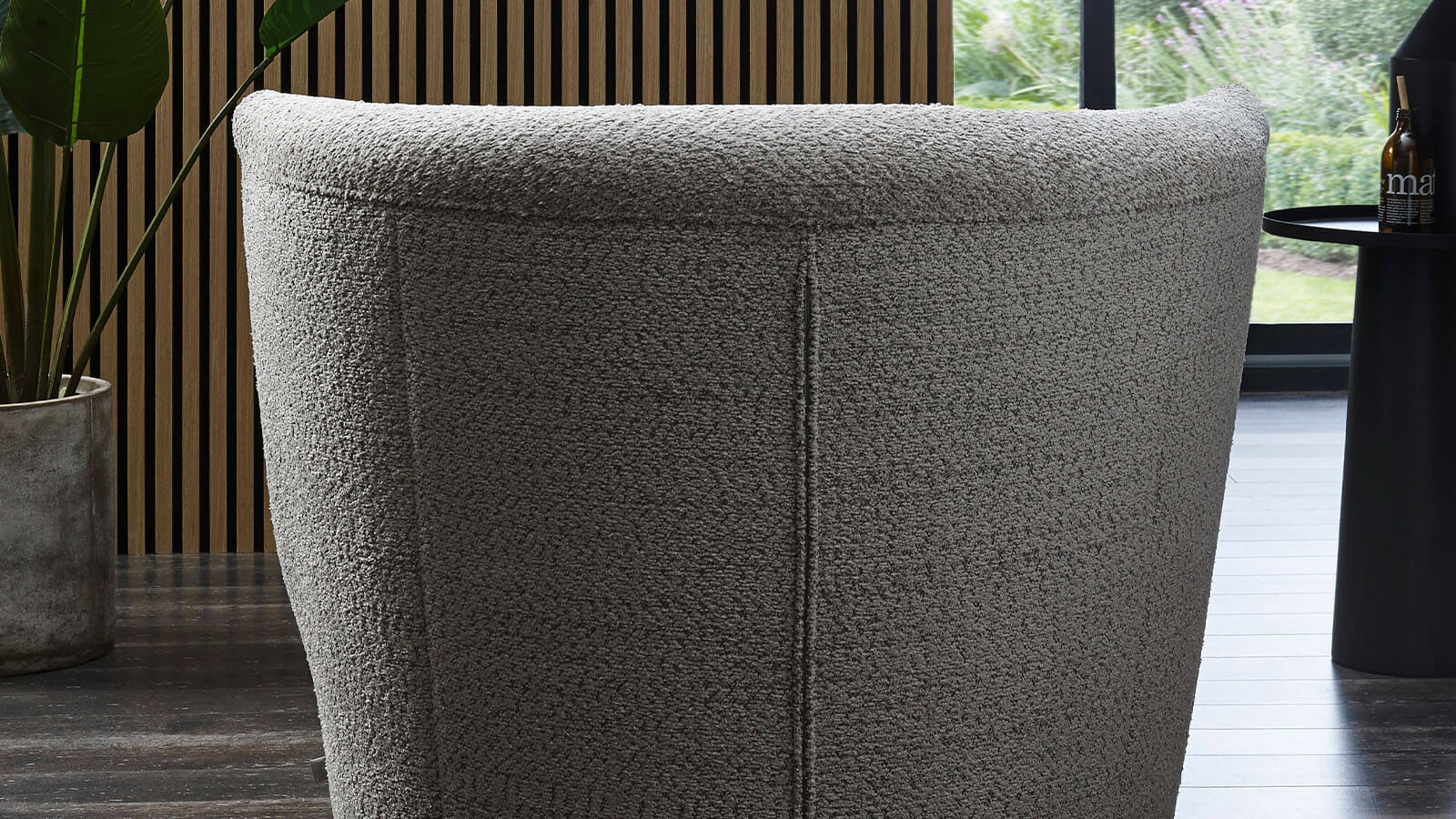 Moderner Cativa Sessel in Graubeige mit weich gepolsterter Sitzfläche, abgerundeter Rückenlehne und schwarzem Drehgestell