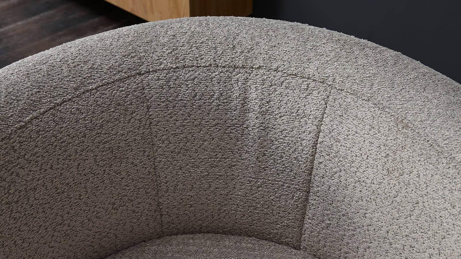 Moderner Cativa Sessel in Graubeige mit weich gepolsterter Sitzfläche, abgerundeter Rückenlehne und schwarzem Drehgestell