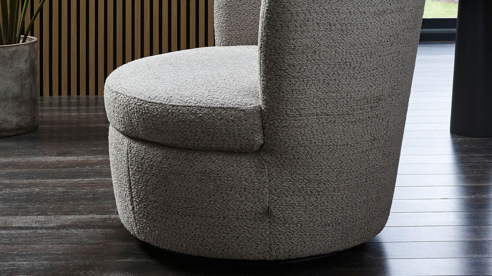 Moderner Cativa Sessel in Graubeige mit weich gepolsterter Sitzfläche, abgerundeter Rückenlehne und schwarzem Drehgestell