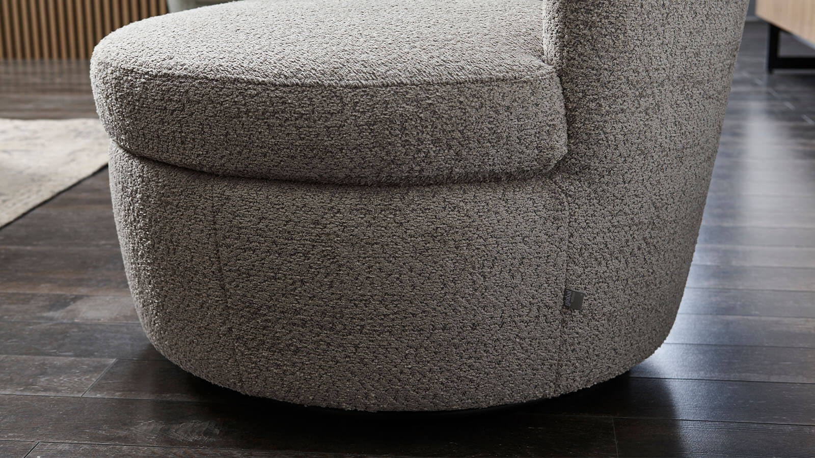 Moderner Cativa Sessel in Graubeige mit weich gepolsterter Sitzfläche, abgerundeter Rückenlehne und schwarzem Drehgestell