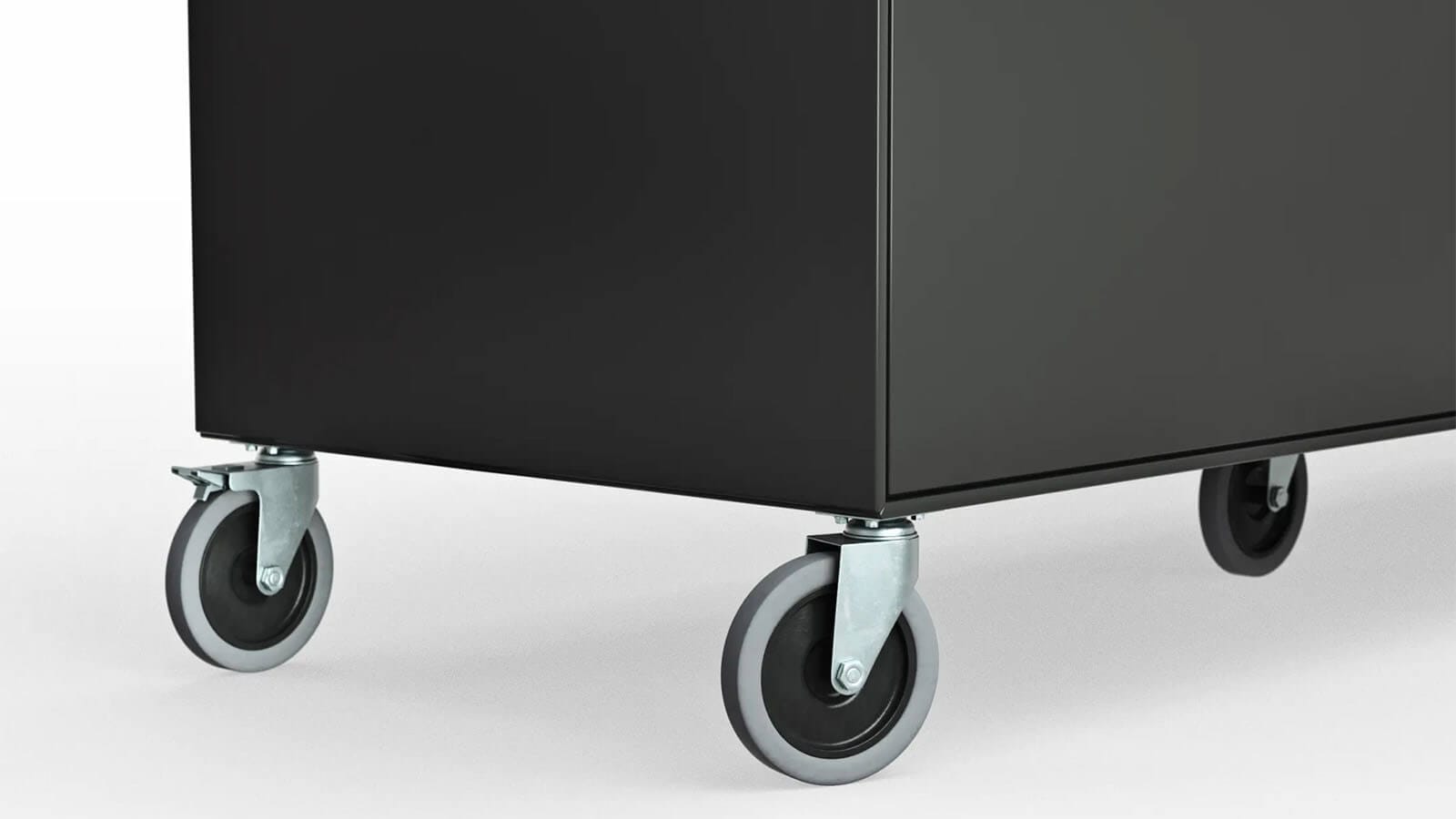 Schwarzes Sideboard Edge mit Rollen von Raum.Freunde – Bild 8
