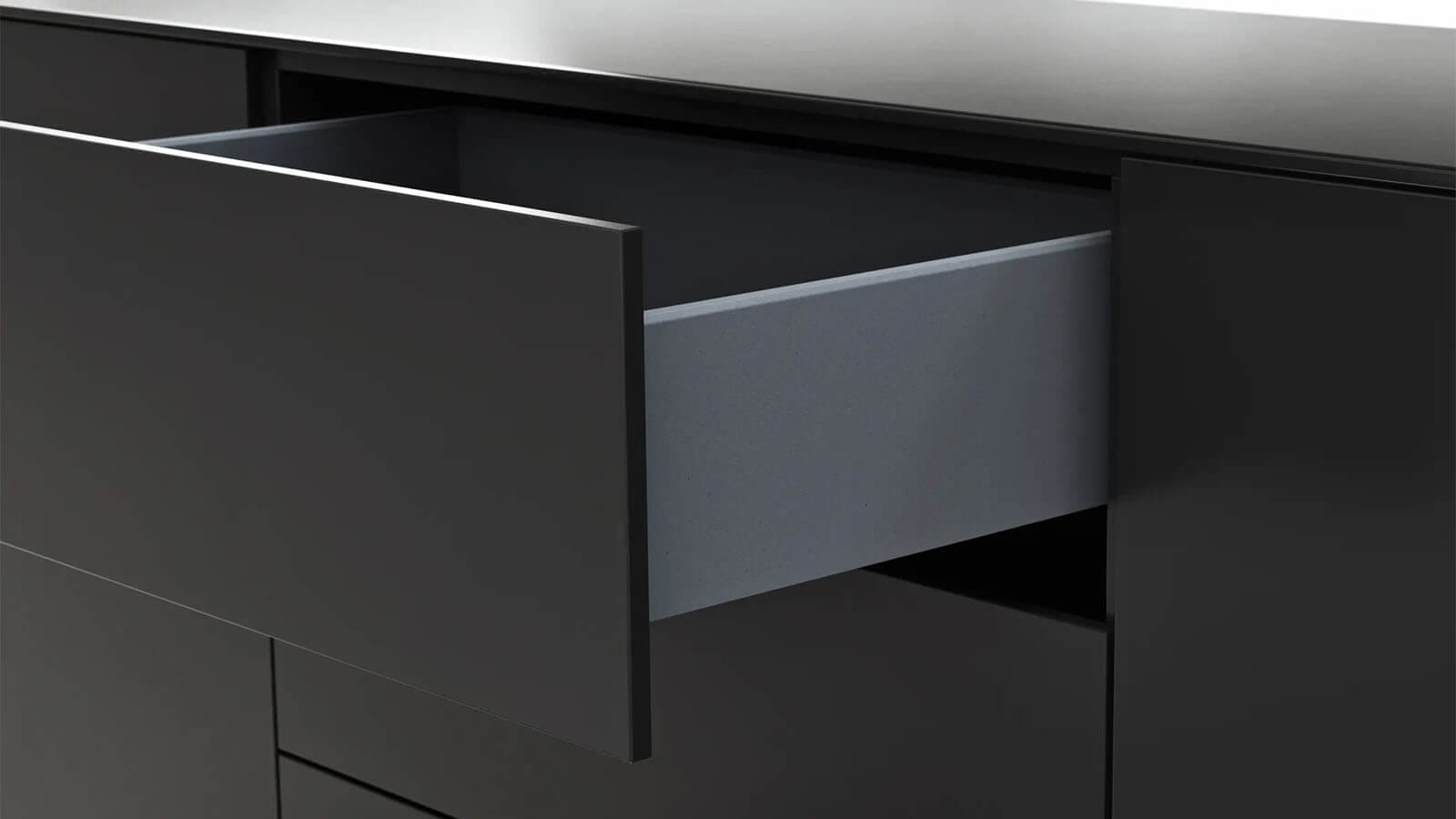 Schwarzes Sideboard Edge mit Rollen von Raum.Freunde – Bild 7