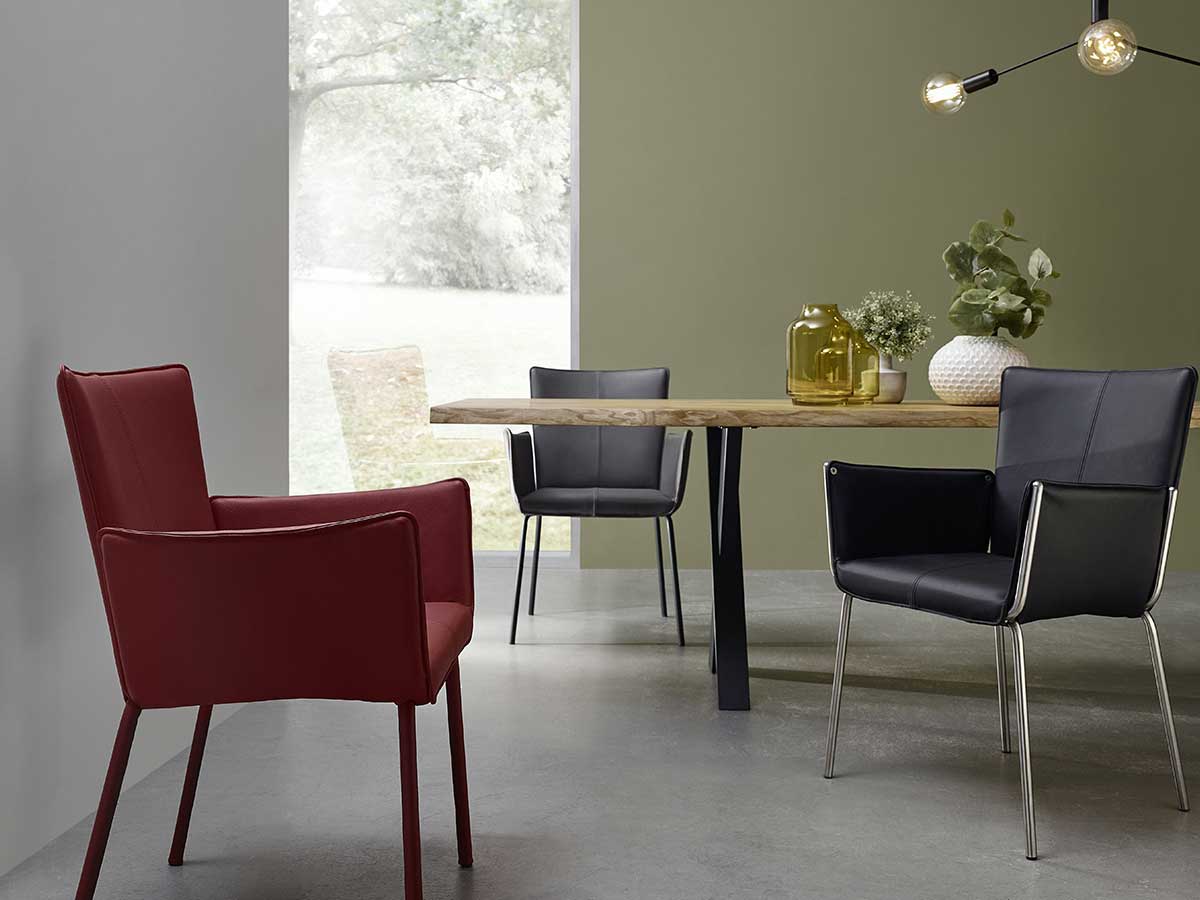 Drei moderne Esszimmerstühle mit Tisch