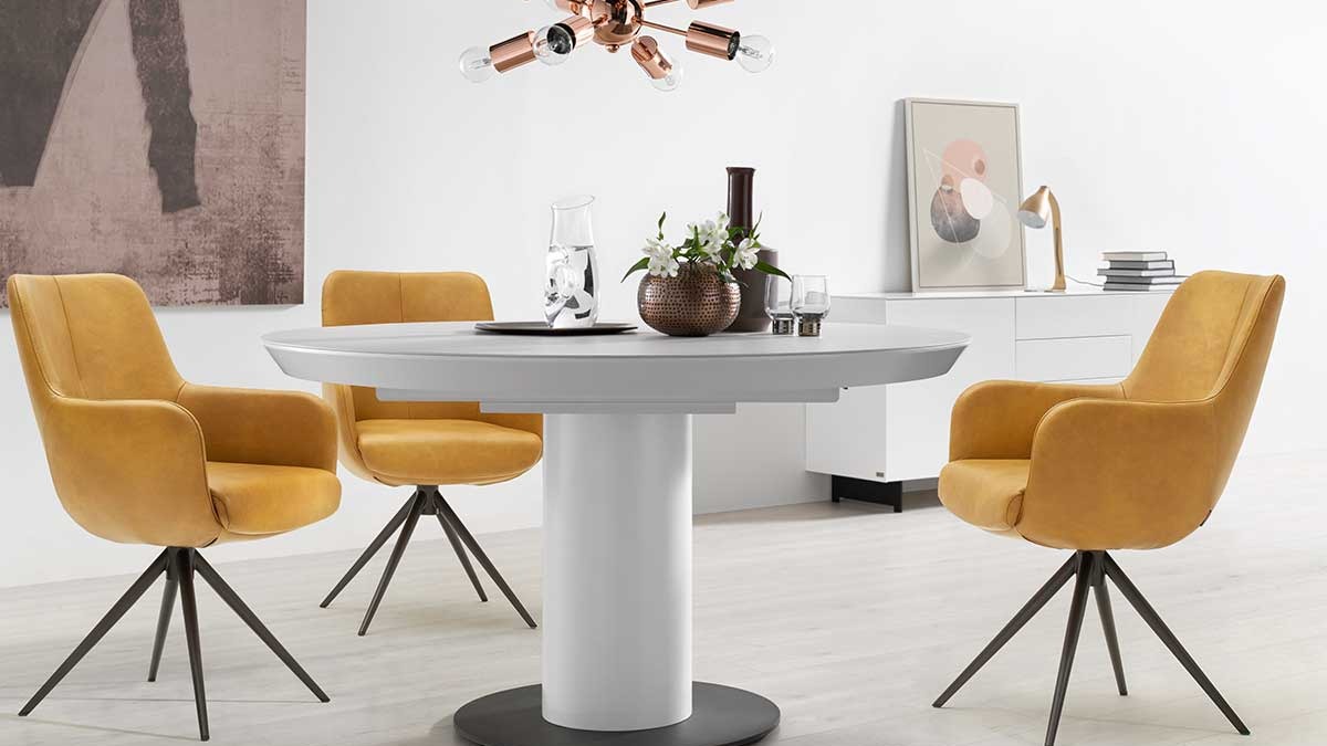 Wohnzimmer mit modernen Polsterm&ouml;beln und bewusst gesetztem Stilbruch durch kontrastierende Elemente