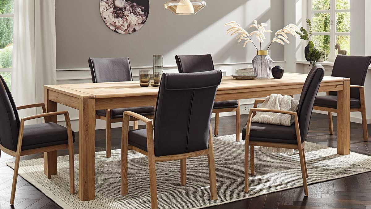 Esszimmer mit langem Holztisch und sechs Polsterstühlen