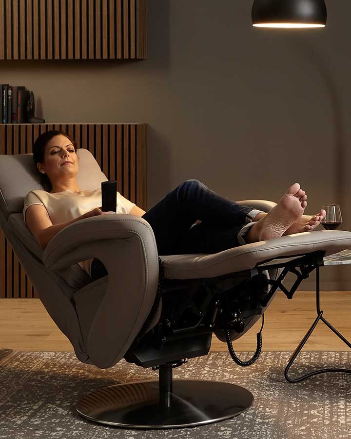 Frau in Relaxsessel aus Leder
