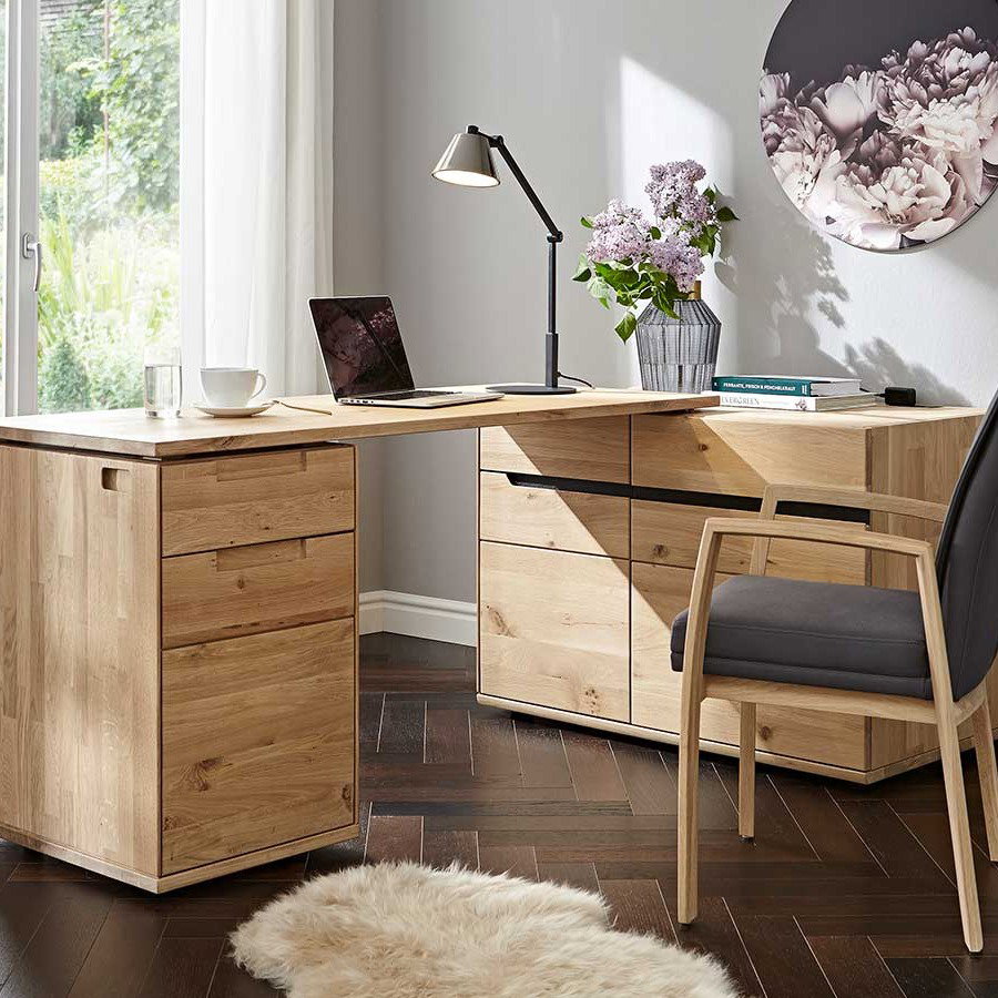 Homeoffice mit Holzschreibtisch und Stuhl