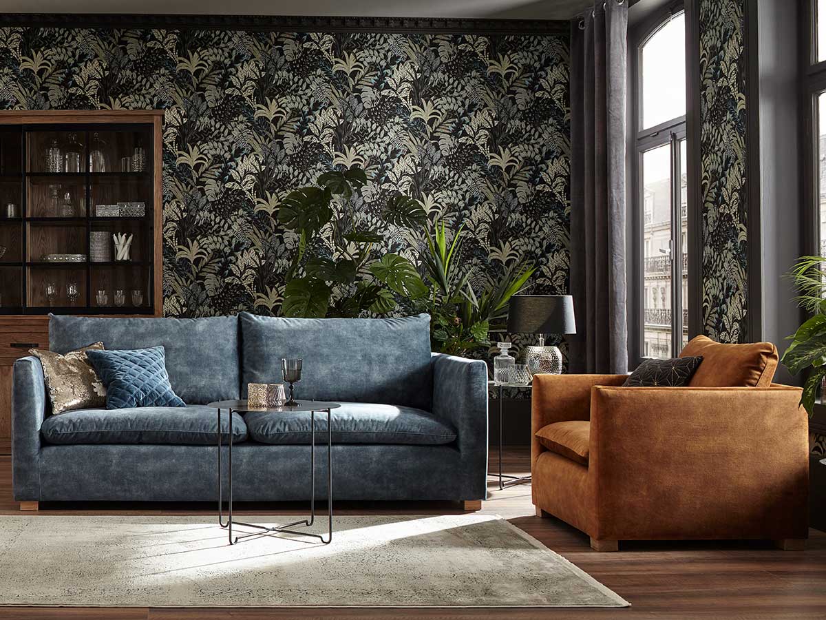 Wohnzimmer mit floraler Tapete, Pflanzen und Sofa und Sessel