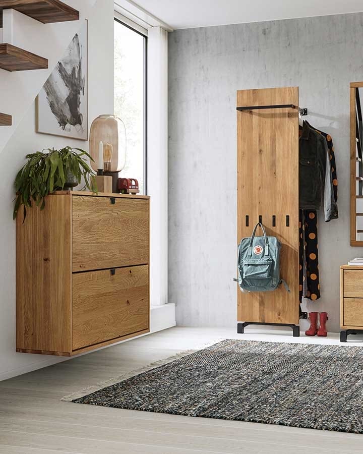 Garderobe aus Holz in modernem Raum
