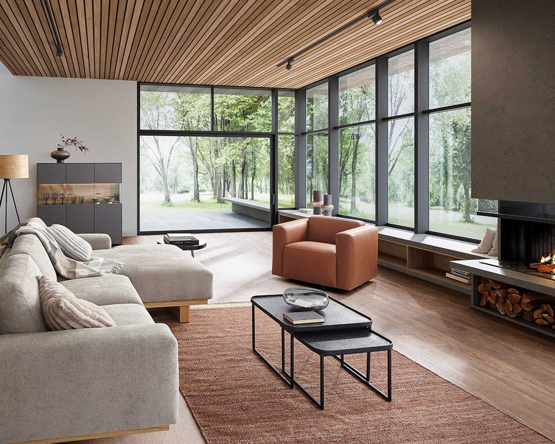 Gemütliches Wohnzimmer, Wohnzimmer mit Kamin, Holzdecke und großen Fenstern