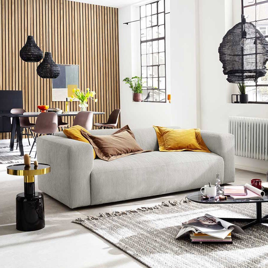 Modernes Wohnzimmer und Esszimmer in Raum mit Holzwand und industriellen Fenstern
