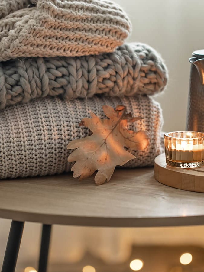 herbstliche Einrichtung, gemütliches Wohnzimmer im Herbst