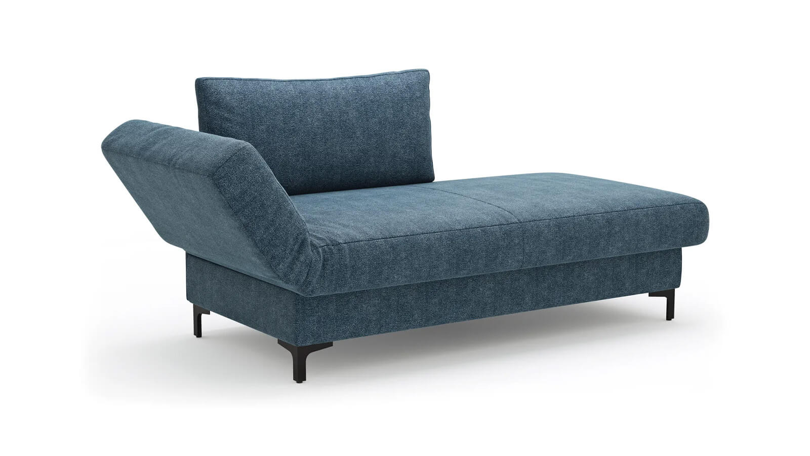 Großzügiges Schlafsofa mit Stoffbezug in verschiedenen Farben, komfortabler Sitzfläche, breiten Armlehnen, zwei Rückenkissen und schwarzen Designfüßen aus Metall
