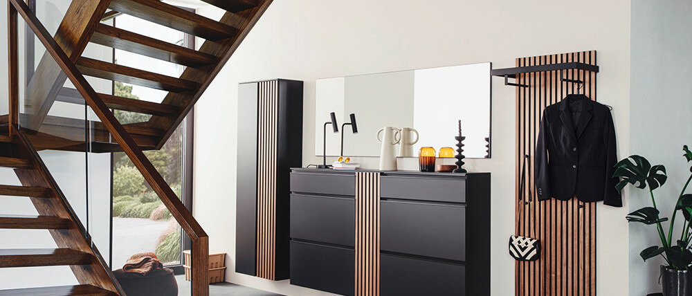 Garderobe, schwarze Garderobe, dunkler Eingangsbereich, Treppenhaus und Eingangsbereich, Einrichtung Hauseingang