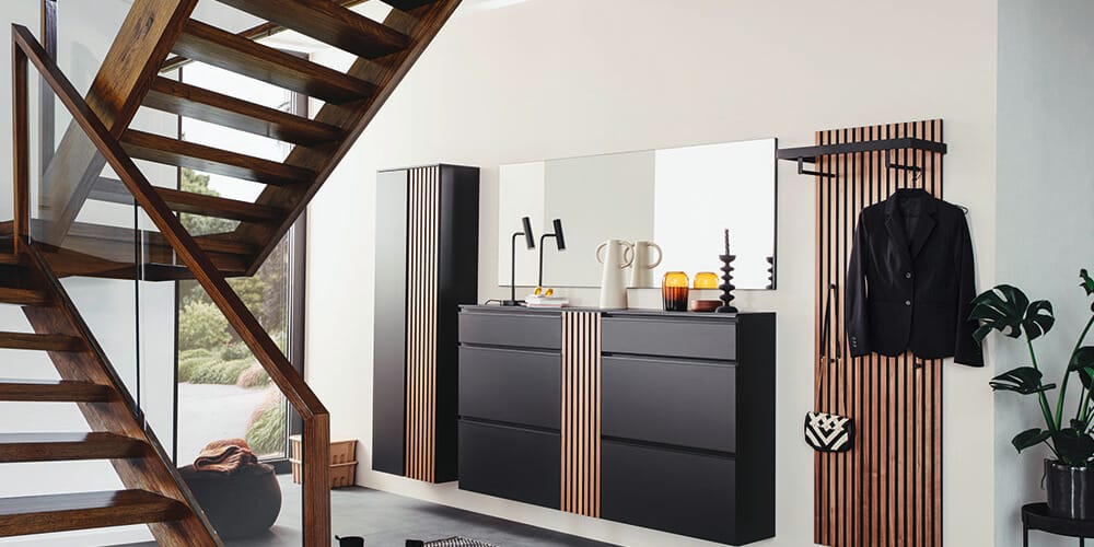 Garderobe, schwarze Garderobe, dunkler Eingangsbereich, Treppenhaus und Eingangsbereich, Einrichtung Hauseingang