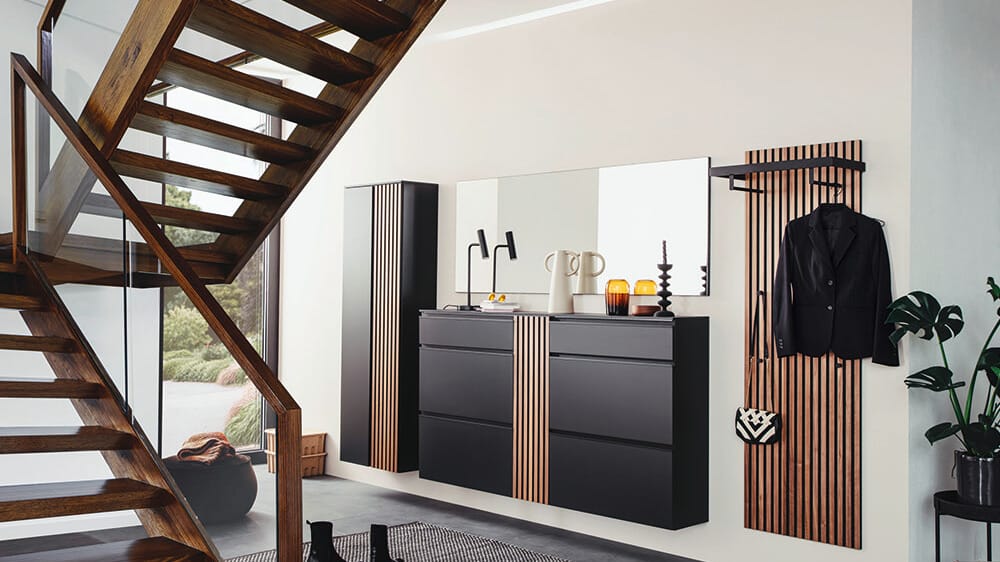 Garderobe, schwarze Garderobe, dunkler Eingangsbereich, Treppenhaus und Eingangsbereich, Einrichtung Hauseingang
