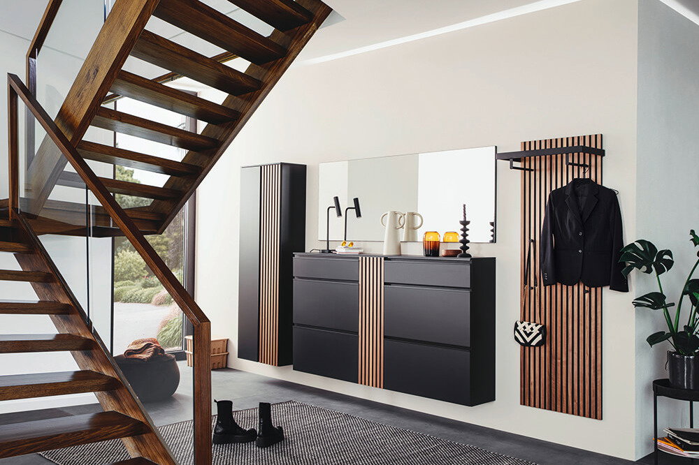 Garderobe, schwarze Garderobe, dunkler Eingangsbereich, Treppenhaus und Eingangsbereich, Einrichtung Hauseingang
