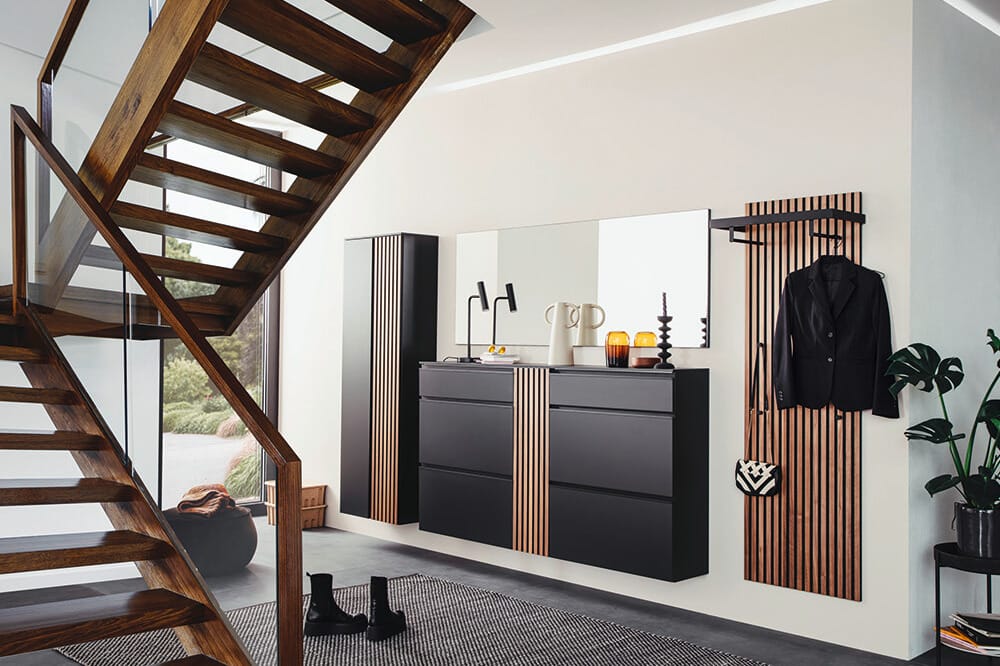 Garderobe, schwarze Garderobe, dunkler Eingangsbereich, Treppenhaus und Eingangsbereich, Einrichtung Hauseingang