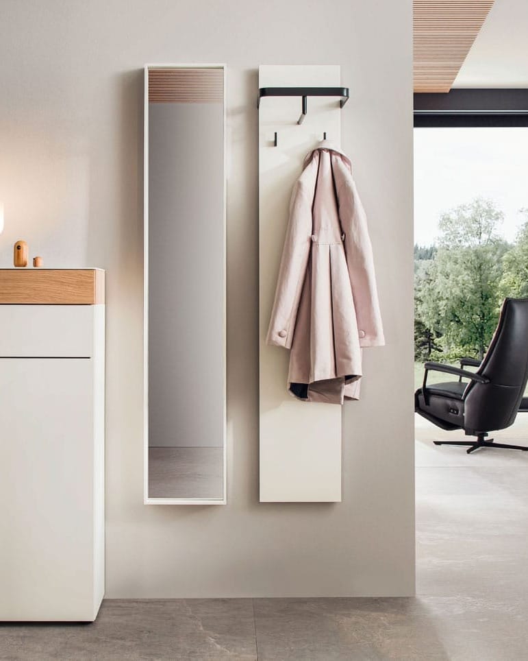 Garderobe, runder großer Spiegel, heller Eingangsbereich, helle Garderobe, moderne freundliche Garderobe,