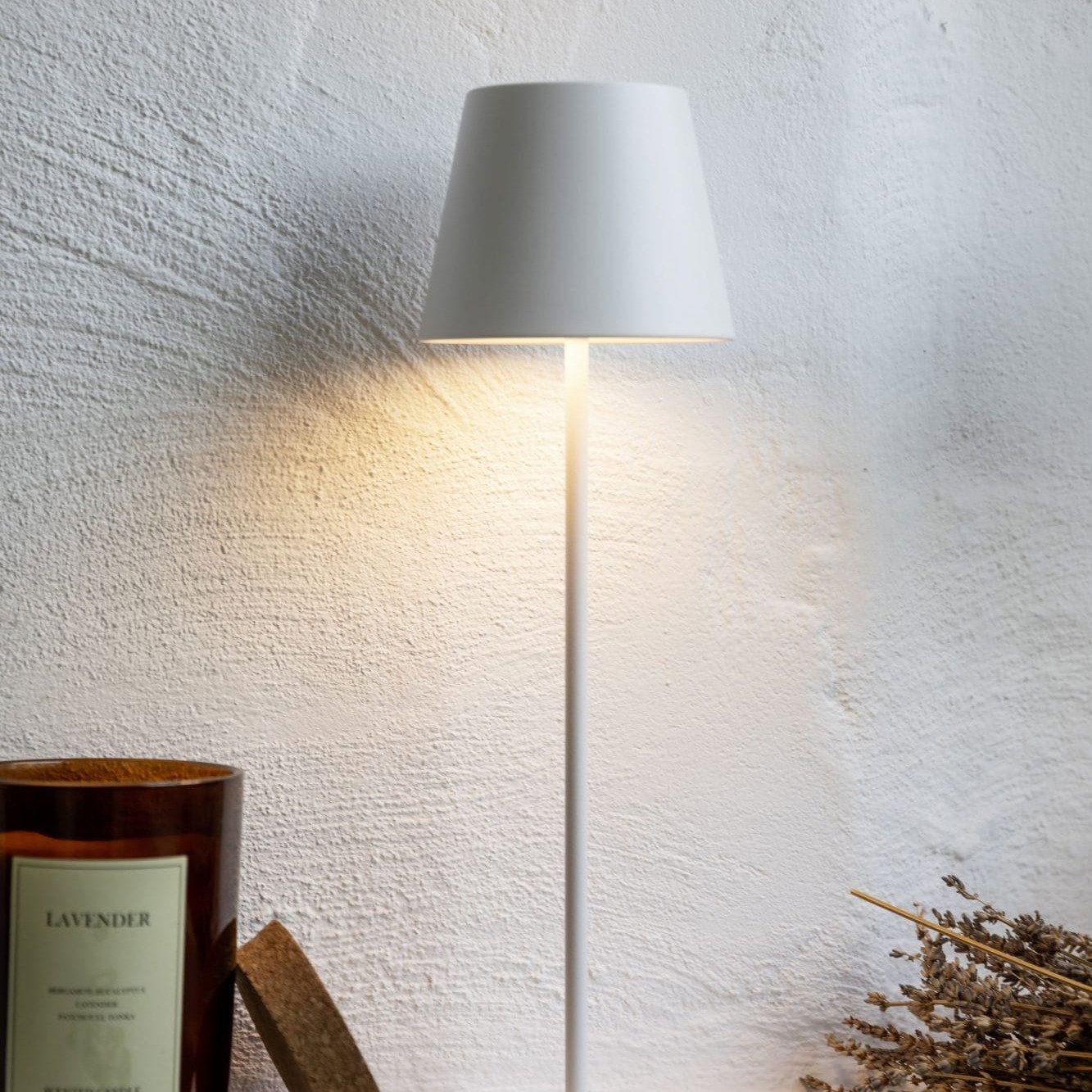 Wei&szlig;e Lampe f&uuml;r Akzente im Wohnzimmer