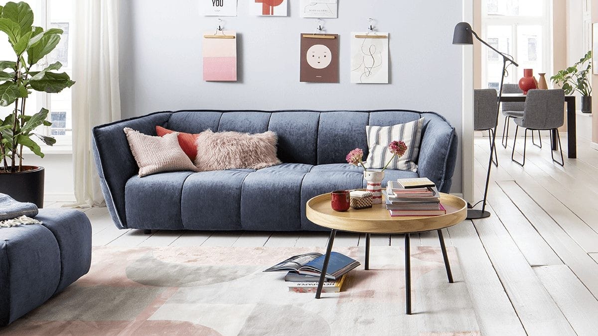 Klassisches Sofa in dunkelblau