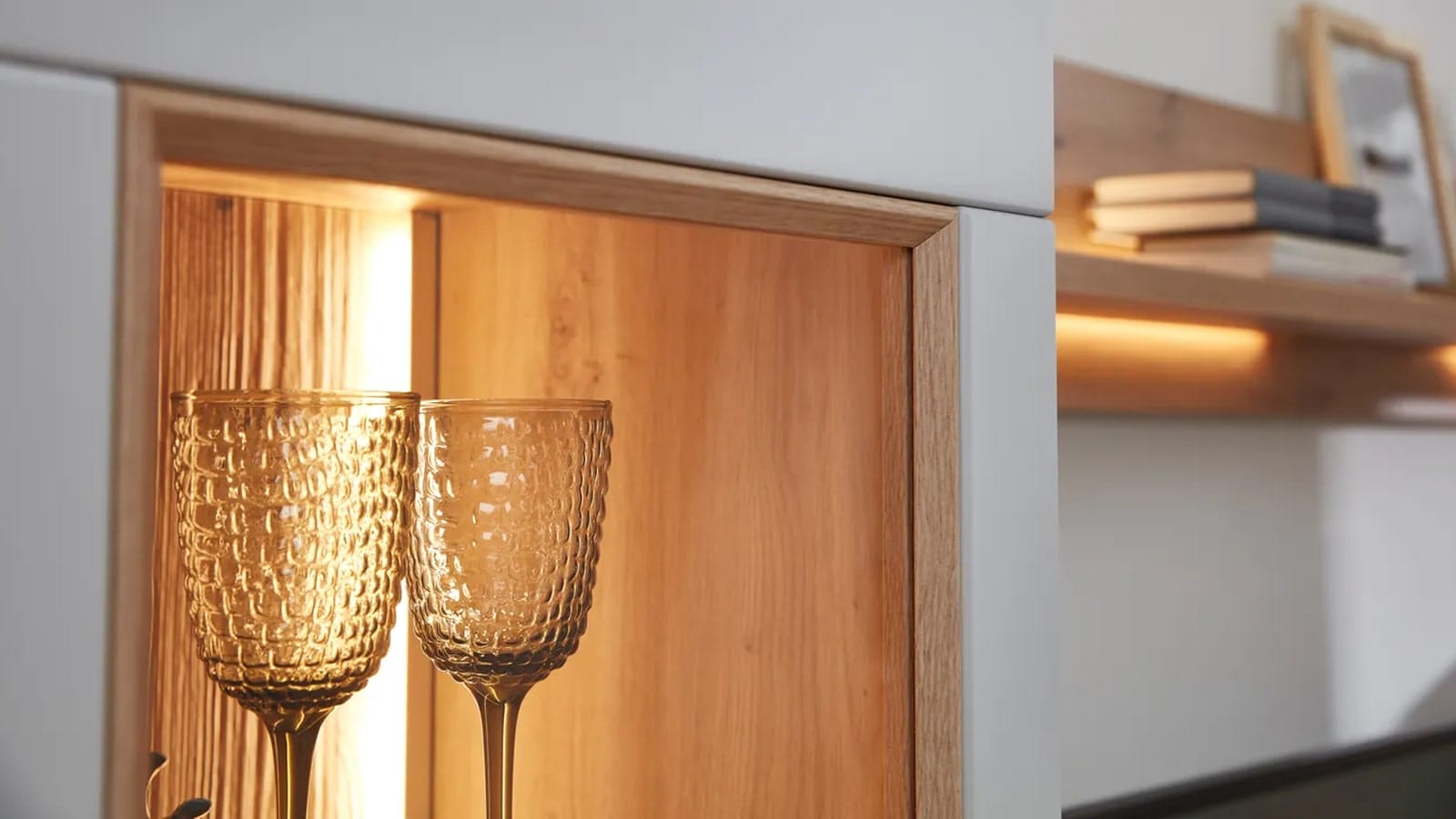 Wohnwand EM Teolo - mit Wandboard und Beleuchtung und geschroppter Rückwand, Alteiche, Lichtgrau – Bild 10