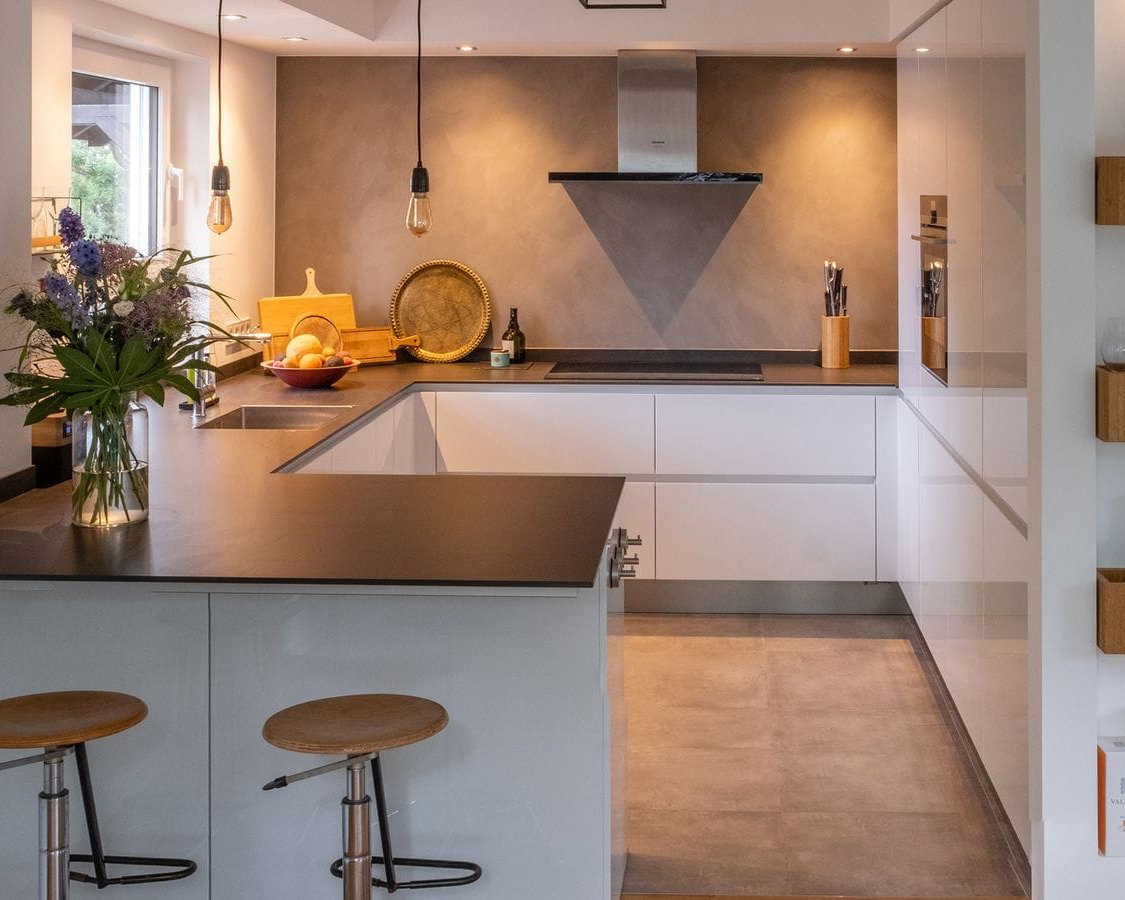 Perfekte Lösung für kleine Küchen: Barhocker an der ARbeitsplatte