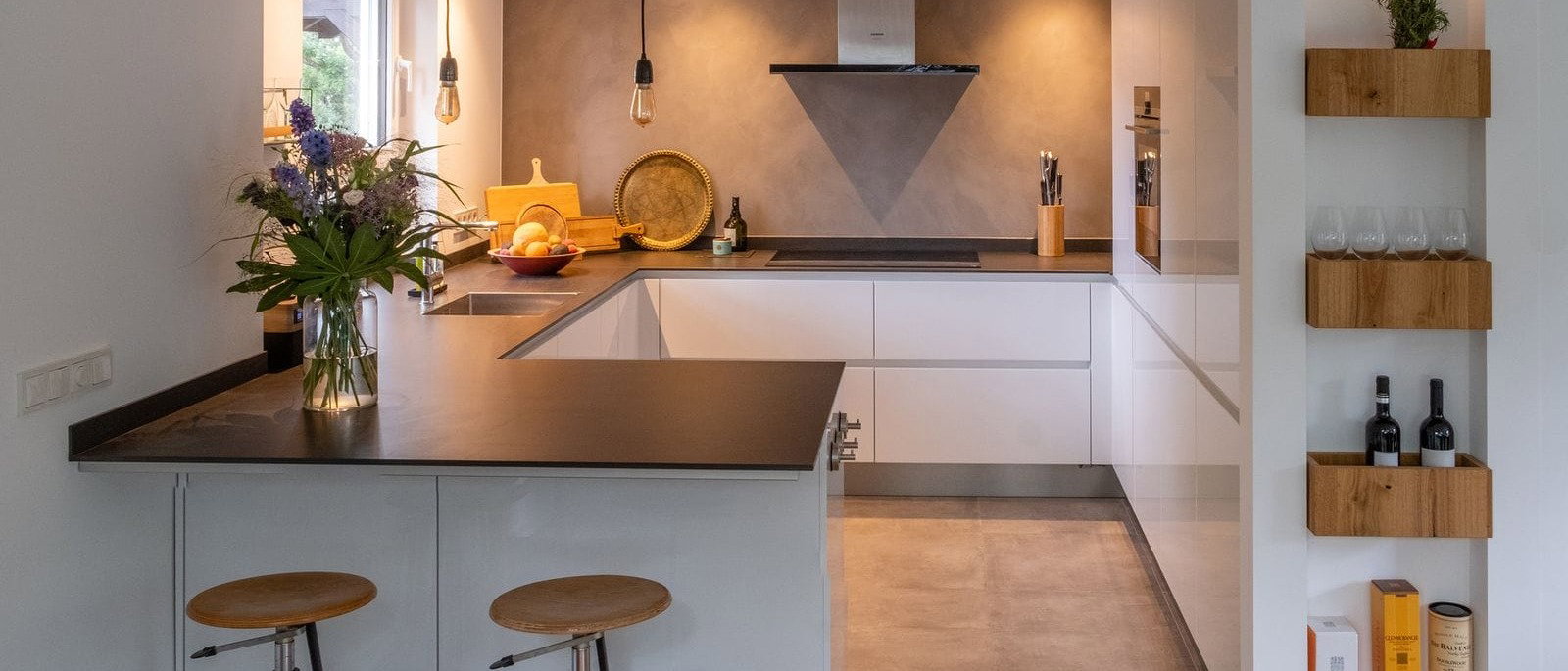 Perfekte Lösung für kleine Küchen: Barhocker an der ARbeitsplatte