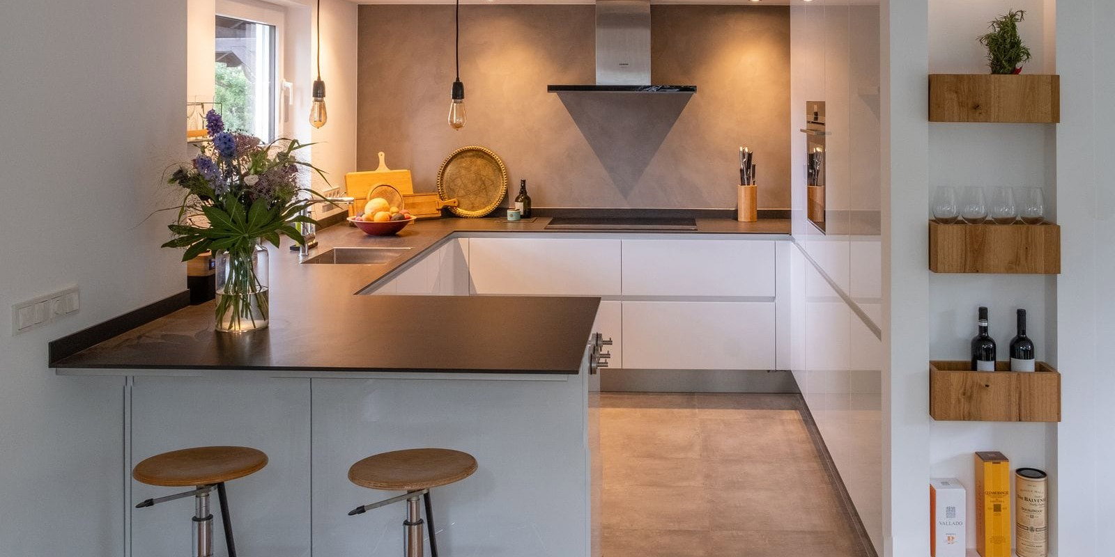 Perfekte Lösung für kleine Küchen: Barhocker an der ARbeitsplatte